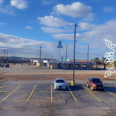 Days Inn & Suites By Wyndham Braunig Lake Elmendorf Buitenkant foto