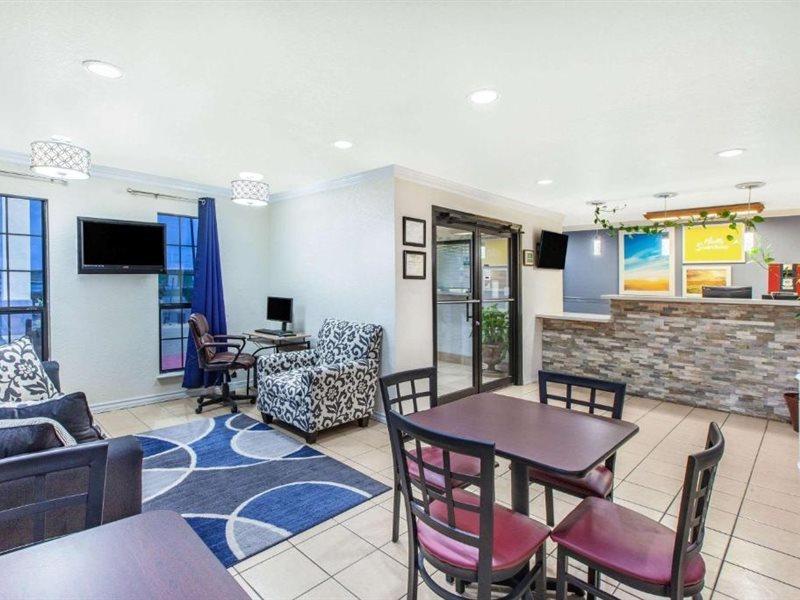 Days Inn & Suites By Wyndham Braunig Lake Elmendorf Buitenkant foto