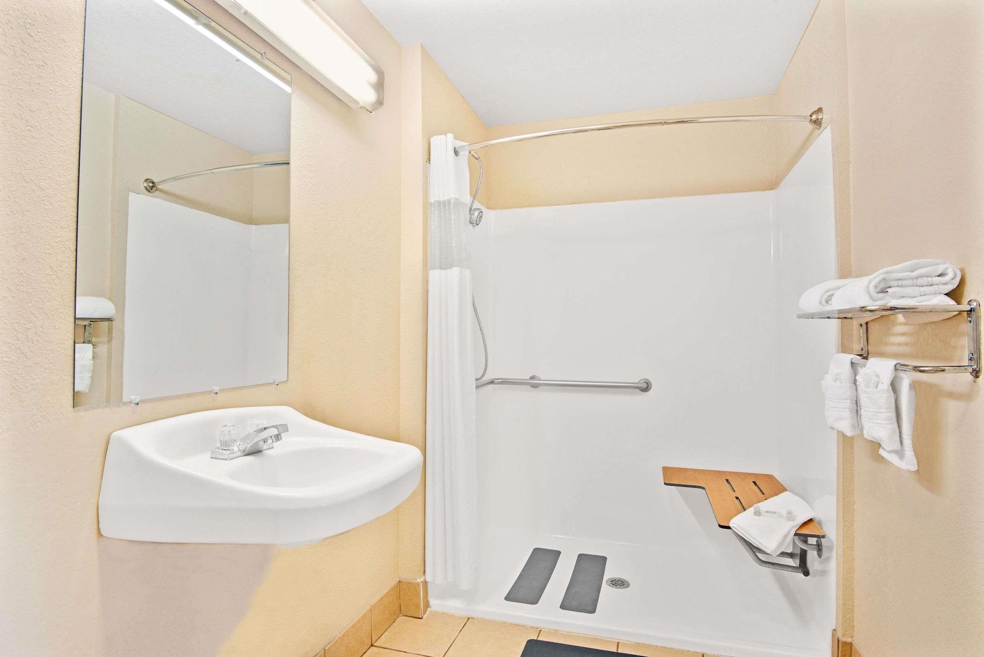 Days Inn & Suites By Wyndham Braunig Lake Elmendorf Buitenkant foto