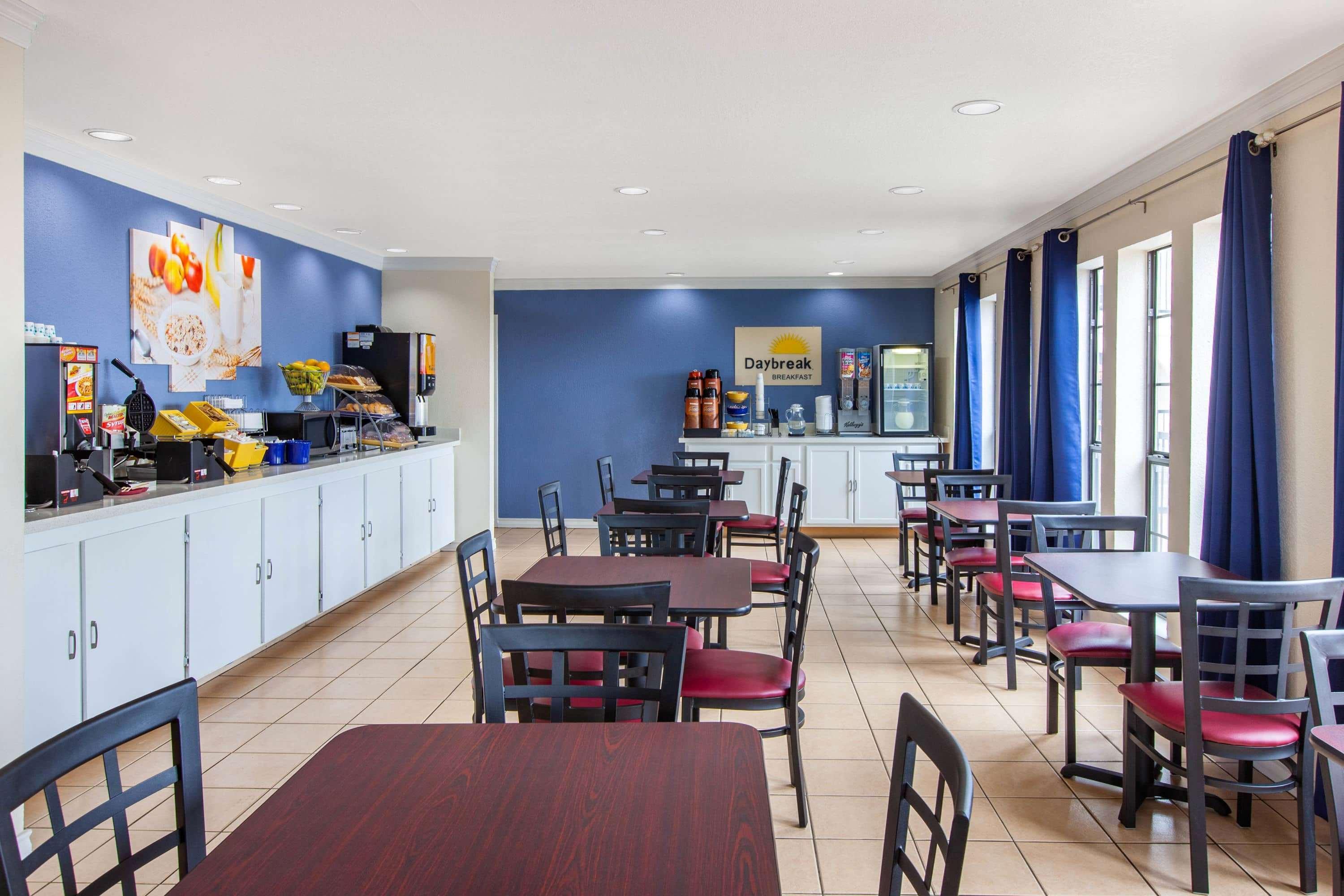 Days Inn & Suites By Wyndham Braunig Lake Elmendorf Buitenkant foto