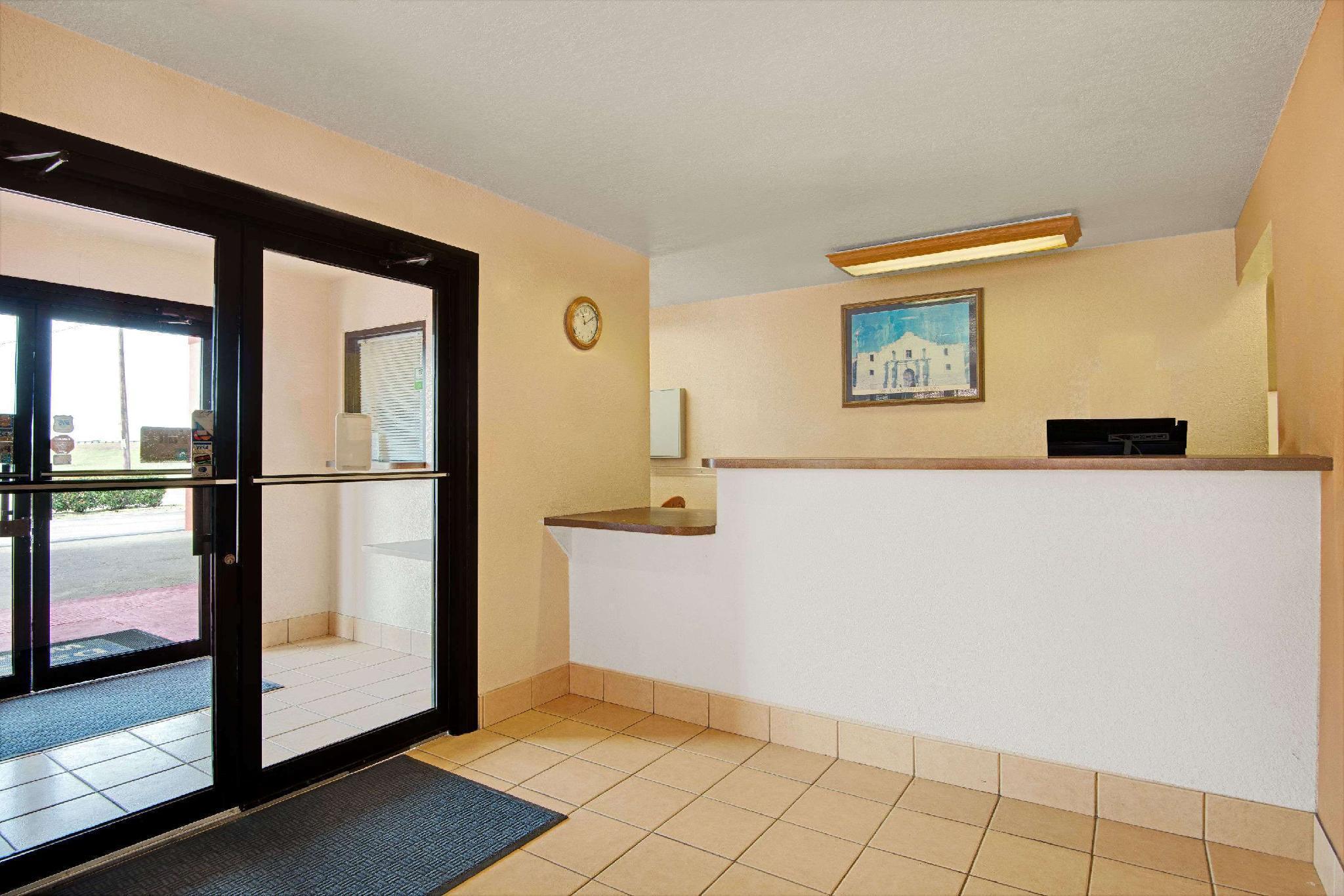 Days Inn & Suites By Wyndham Braunig Lake Elmendorf Buitenkant foto